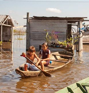 Pilotis sur le fleuve Amazone (photo : Cesare Simioni)