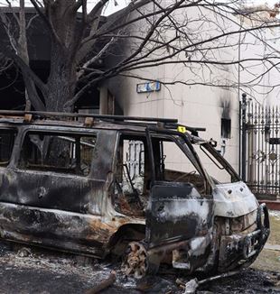 Une voiture brulée devant la résidence du président kazakhe (Photo : Valery Sharifulin//Sipa USA/Mondadori Portfolio)