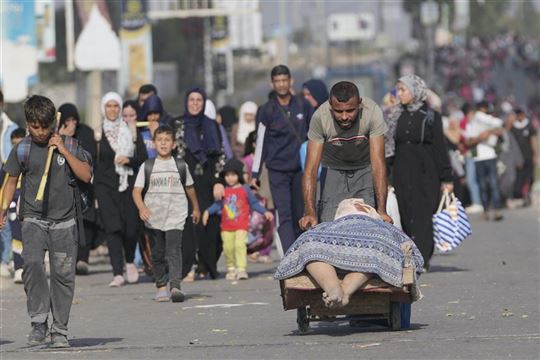 Gaza, 8 novembre 2023. Palestiniens fuyant la Bande (Photo Hatem Moussa/AP/LaPresse)