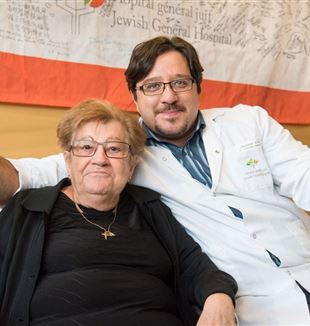 Cristiano Ferrario, oncologue à l'Hôpital général juif de Montréal, avec une patiente