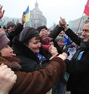 Bernard-Henri Lévy au milieu des manifestants à Kiev