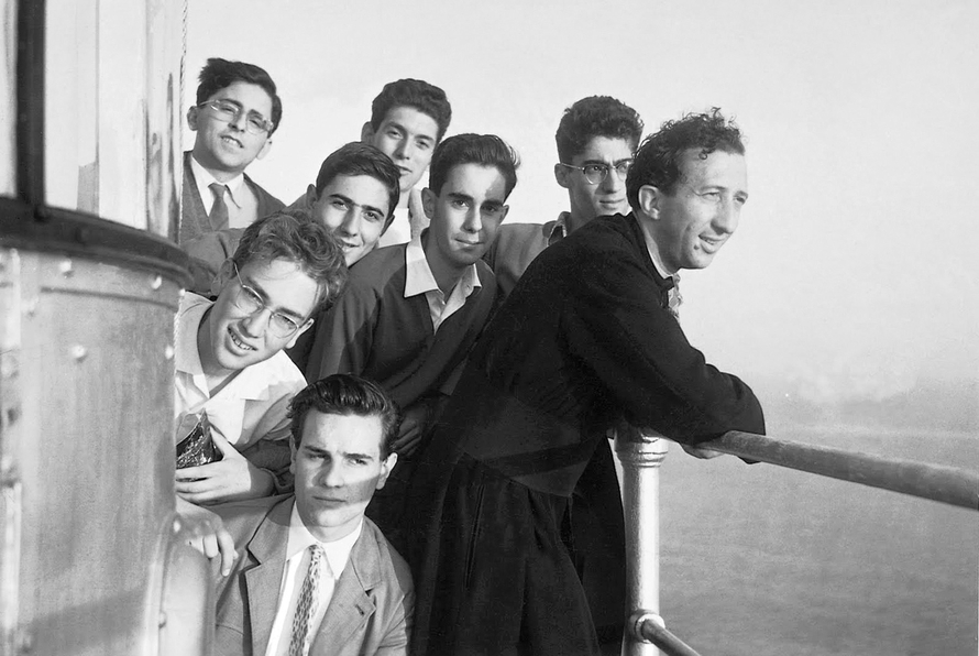 Phare de Portofino (GE), 1956. Don Giussani avec un groupe de jeunes. © Fraternité de CL