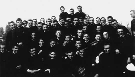 Venegono, 1945. Photo de groupe au Séminaire majeur (don Giussani est au centre). ©Archives personnel Livia Giussani - Fraternité de CL