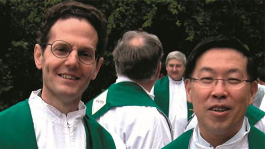 À gauche, le gésuite père Renzo De Luca