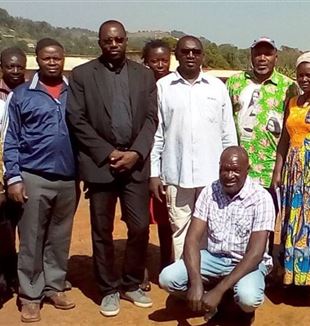 Le père Emile avec quelques amis de la communauté de CL du Cameroun