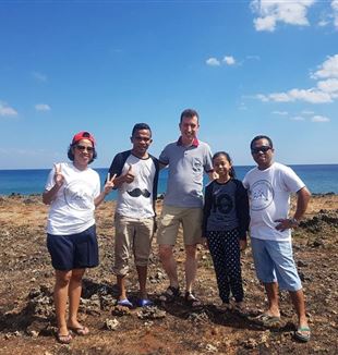 Le père Michiel avec les amis indonésiens