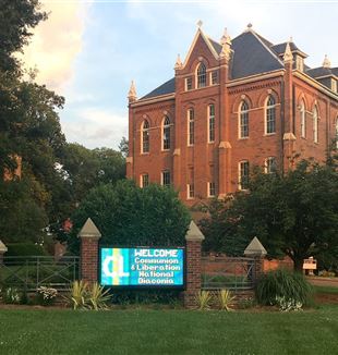 Le panneau de bienvenue du Belmont Abbey College, dans la Caroline du Nord
