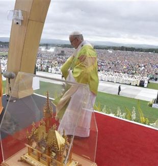 Le pape François pendant la messe à Dublin