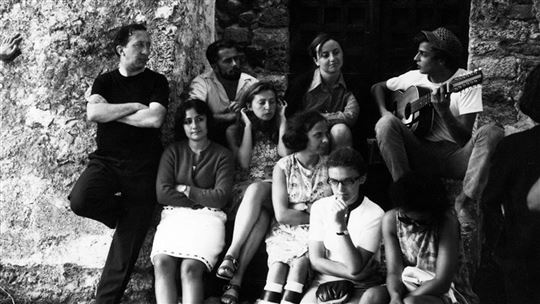 Don Giussani avec un groupe de jeunes à Varigotti. À côté de lui, le père Emmanuel Braghini (©Fraternità di CL)