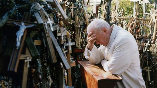 Jean Paul II en prière à Vilnius en 1993
