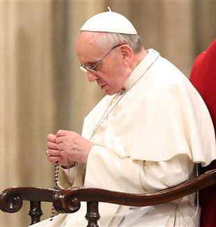 Le pape François récite le chapelet