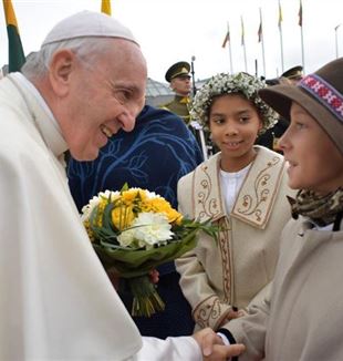 Simonas, avec une camarade, salue le Pape à son arrivée en Lituanie
