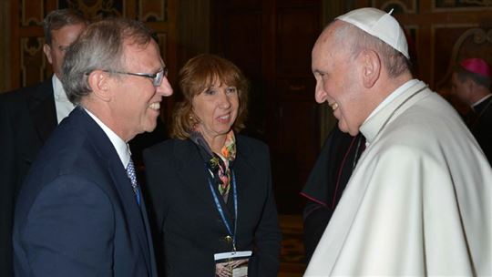 Pilar Vigil et son mari avec le Pape François en 2015 pendant le meeting annuel de l’Académie Pontificale pour la Vie