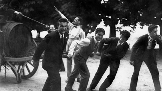 Pier Giorgio en train de tirer un baril de vin avec des amis, 1925