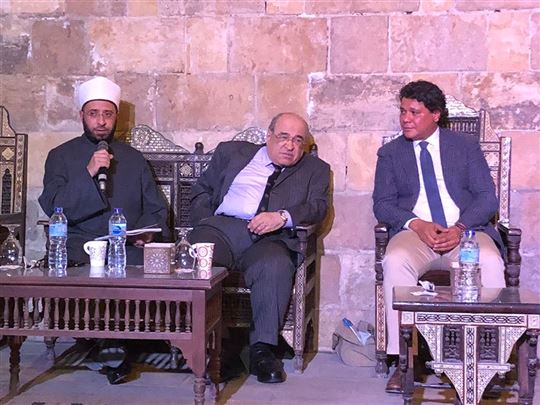 De gauche à droite : l’imam Usama al Azhari, Mostafa El Feki, directeur de la Bibliothèque d’Alexandrie, et Wael Farouq