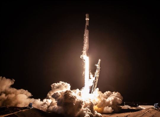 Le lancement de la fusée Falcon 9 dans la mission Sacom-1A