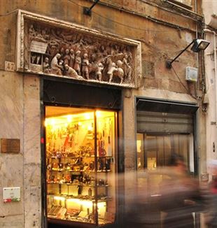 L’Adoration des Mages des frères Gagini dans la rue des Orfèvres à Gênes
