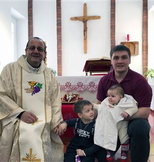 Père Francesco Bertolina après un baptême à Krasnazjorsk