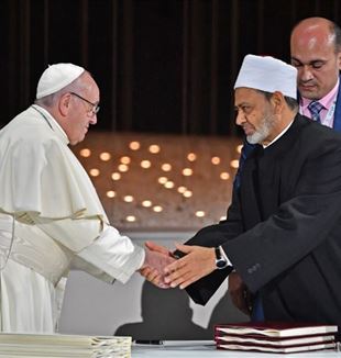 Le pape François et le Grand imam d'Al-Azhar, Ahamad al-Tayyib, après la signature du document