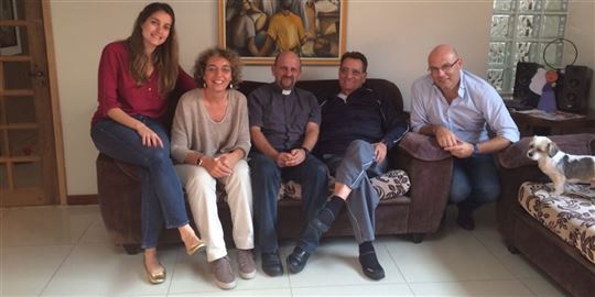 Mario Ottoboni (le deuxième depuis la droite) avec don Julián de la Morena et des amis de CL