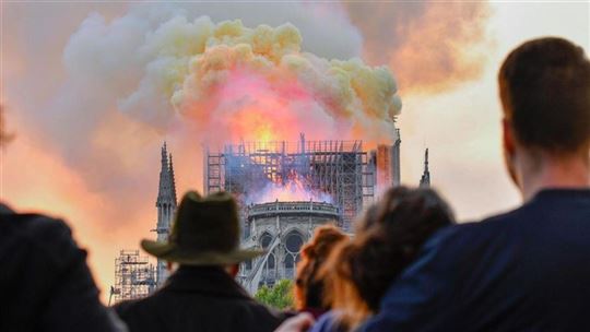 L'incendie vue depuis les quais de Seine