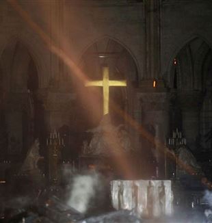 L'abside de la Cathédrale de Paris après l'incendie