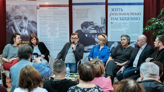 Les intervenants de la rencontre sur la pensée de don Giussani à Novossibirsk