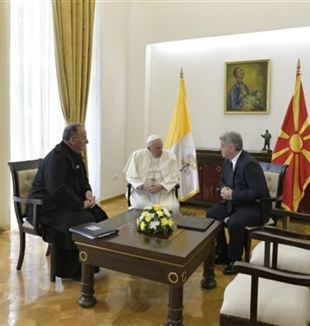 Le Pontife avec le Président de la Répubblique de Macédonie Gjorghe Ivanov et le père Zoran Stojanov