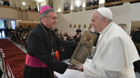 Le pape François avec monseigneur Kiro Stojanov, évêque de Skopje et éparque de l'Assomption de la bienheureuese Vierge-Marie