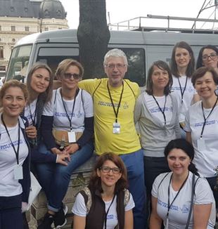 Un groupe de volontaires pour la visite du Pape à Bucarest