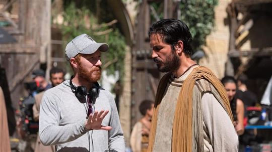 Le réalisateur Andrew Hyatt avec Jim Caviezel sur le tournage de ''Paul apôtre du Christ''
