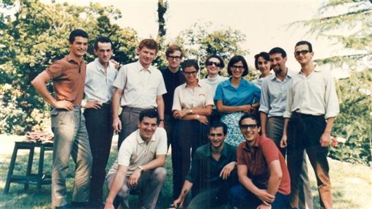 Août 1968. Des étudiants des universités Catholique, d’État et Polytechnique de Milan amis de don Giussani. La rencontre a pour thème la presence dans l'Université