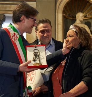 Cleuza e Marcos Zerbini reçoivent les clés de Florence par le maire de la ville Dario Nardella