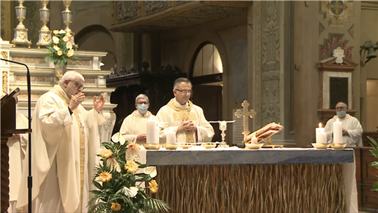 Mgr Giovanni Mosciatti e Mgr Erio Castellucci à la messe pour l'anniversaire de la mort de Enzo Piccinini