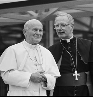 Le cardinal Simonis avec le pape Jean Paul II en 1985