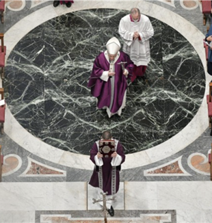 Le pape François pendant la messe du mercredi des cendres