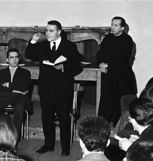 Luigi Negri avec don Giussani en 1963, au cours d'une rencontre de la commission culture au siège de Jeunesse Étudiante à Milan (Photo Archive Fraternité de CL)