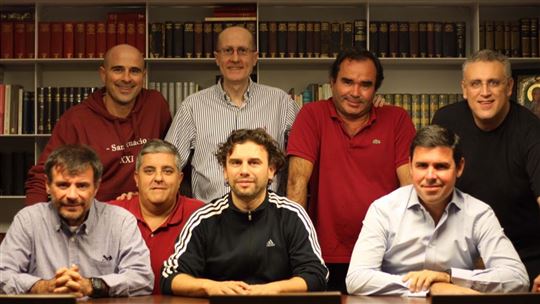 Pepe (debout avec la chemise à rayures) avec les autres Memores Domini avec lesquels il vit à Madrid
