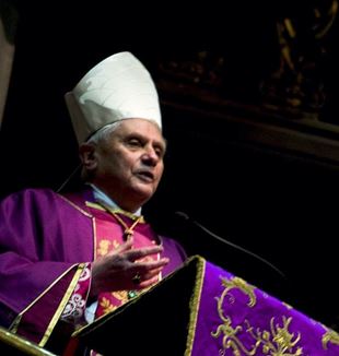 Dôme de Milan, 24 février 2005. Le Cardinal Ratzinger pendant l'homélie (Photo Fraternité CL/Roberto Masi)