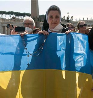 Fidèles ukrainiens sur la place Saint-Pierre (Photo : Catholic Press Photo