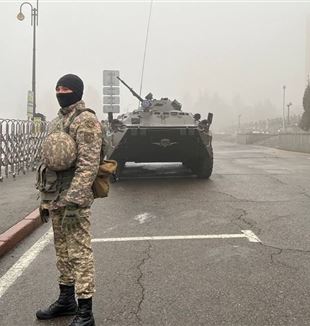 Forces de sécurité kazakhes devant l'hôtel de ville d'Almaty, début janvier (©Ansa/Xinhua.org)