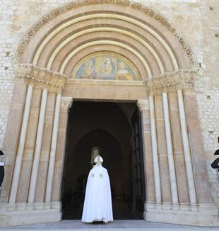 Le pape François ouvre la Porte Sainte de la Basilique de Collemaggio à L'Aquila (©Vatican Media/Catholic Press Photo)