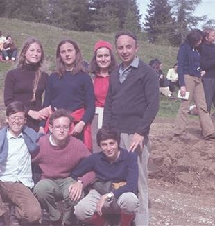 Don Piero Re avec des jeunes dans les années 70 (©Dario Casiraghi)