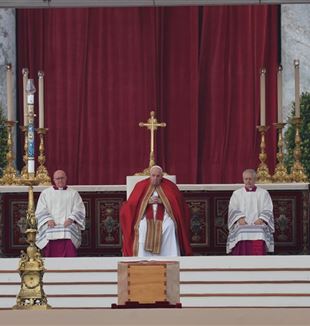 Le pape François lors des funérailles de Benoît XVI (©Ansa/Massimo Percossi)