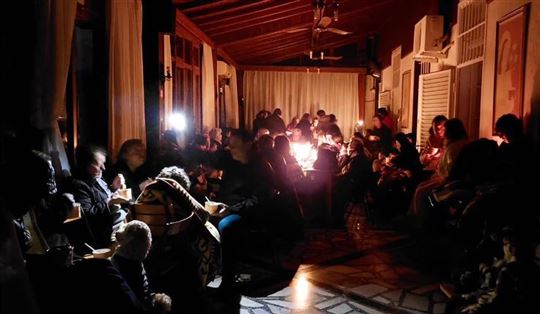 Personnes évacuées dans les locaux de la paroisse d'Iskenderun (Photo Antuan Ilgit SJ)