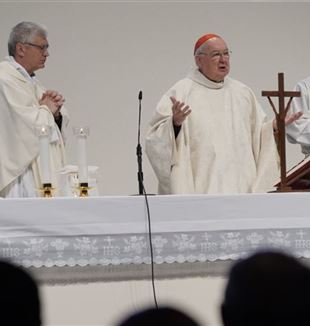 Le cardinal Kevin Joseph Farrell célèbre la messe lors des exercices de la Fraternité CL. Rimini, 15 avril 2023 (Photo Roberto Masi/Fraternité CL)