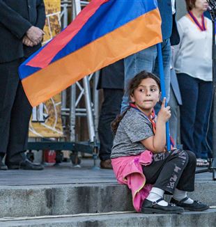  Une petite fille avec le drapeau arménien durant la manifestation à Erevan, en Arménie, pour supporter l’enclave du Haut-Karabakh (Ansa-Zumapress)