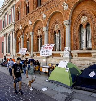  Les piquets de grève et les tentes devant l’Université Statale de Milan (Foto Ansa)