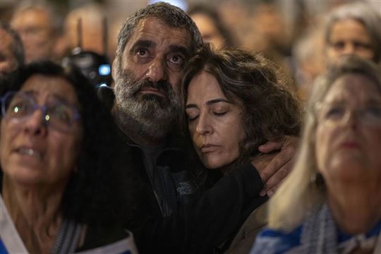 Jérusalem, 7 novembre 2023. Des Israéliens attendent des nouvelles des otages de le Hamas (Photo Bernat Armangue/AP/LaPresse)