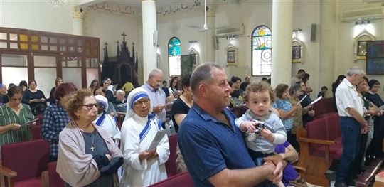 Chrétiens priant dans l'église de la Sainte Famille à Gaza, pendant le conflit